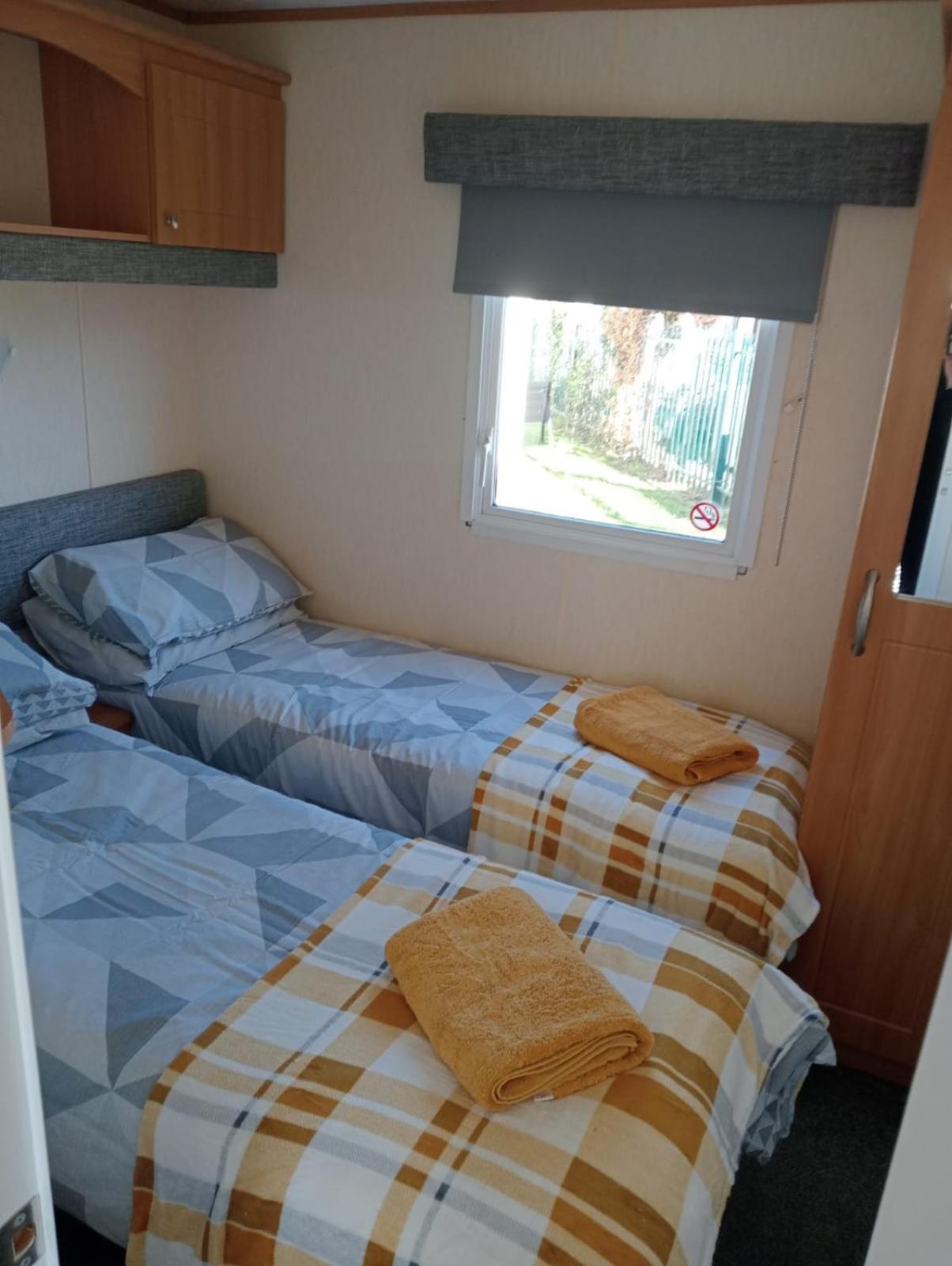 Modern 2 Bedroom Static Caravan - Lyons Kingsley Holiday Park - Pensarn, Abergele - Pet Friendly Exterior photo